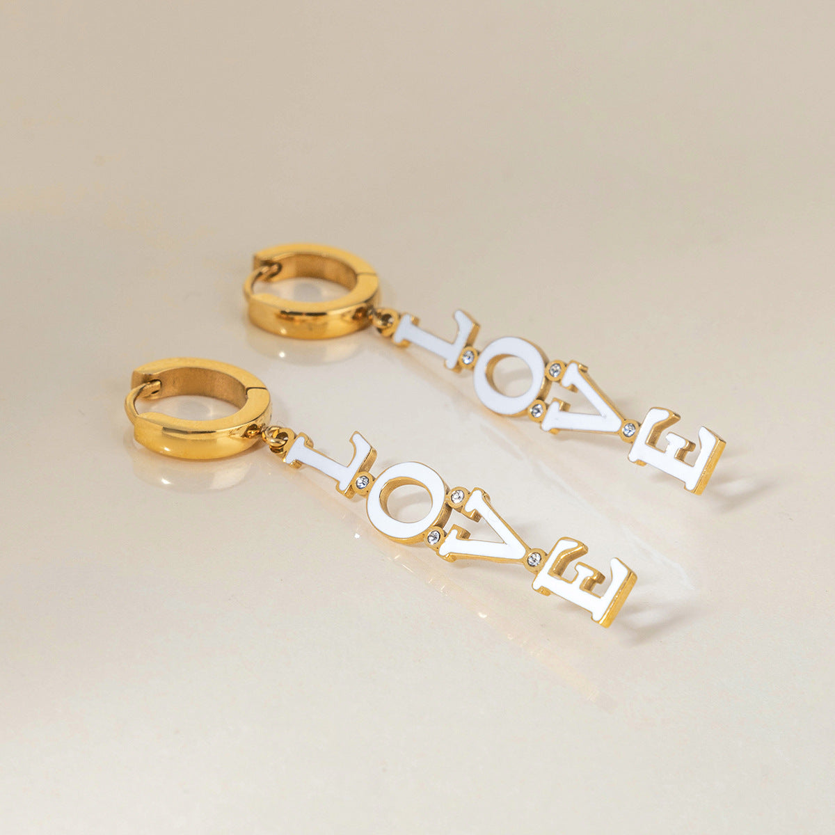 Damen Ohrhänger mit modernem Sicherheitsnadeldesign und goldenen Akzenten Shop Nory