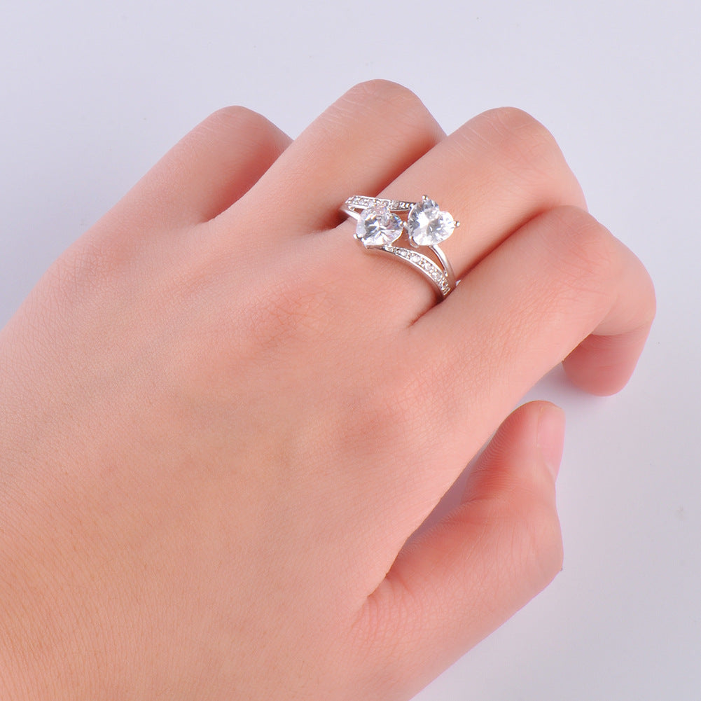 Damen Ring mit zwei herzförmigen blauen Zirkonen und funkelnden Zirkonia-Details Shop Nory