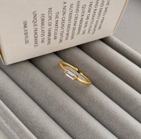 Damen Ring mit einzigartigem geschlungenen Design und funkelndem Stein Shop Nory