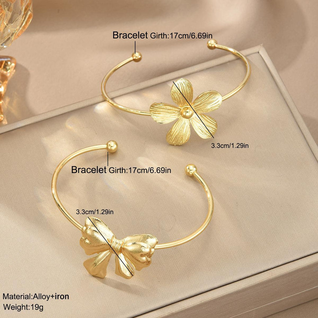 Damen Armreif-Set mit kunstvollen Blumen- und Schleifenanhängern Shop Nory