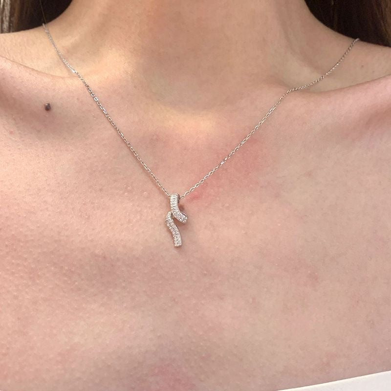Damen Halskette mit elegantem geschwungenem Anhänger und funkelnden Zirkonia Shop Nory
