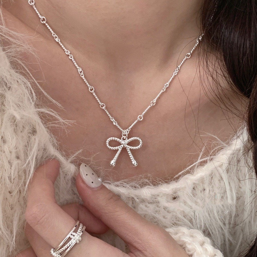 Damen Halskette mit kunstvollem Schleifenanhänger und filigraner Gliederung Shop Nory
