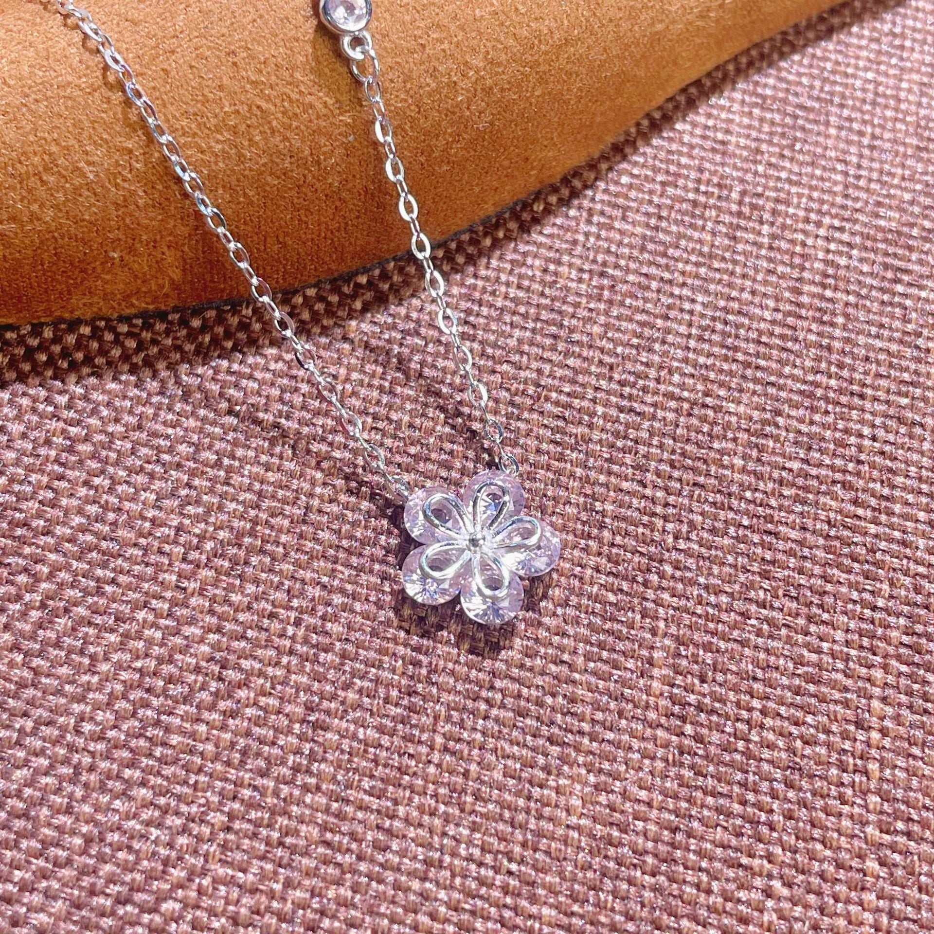 Damen elegante Halskette mit floralem Anhänger und Zirkonia Shop Nory