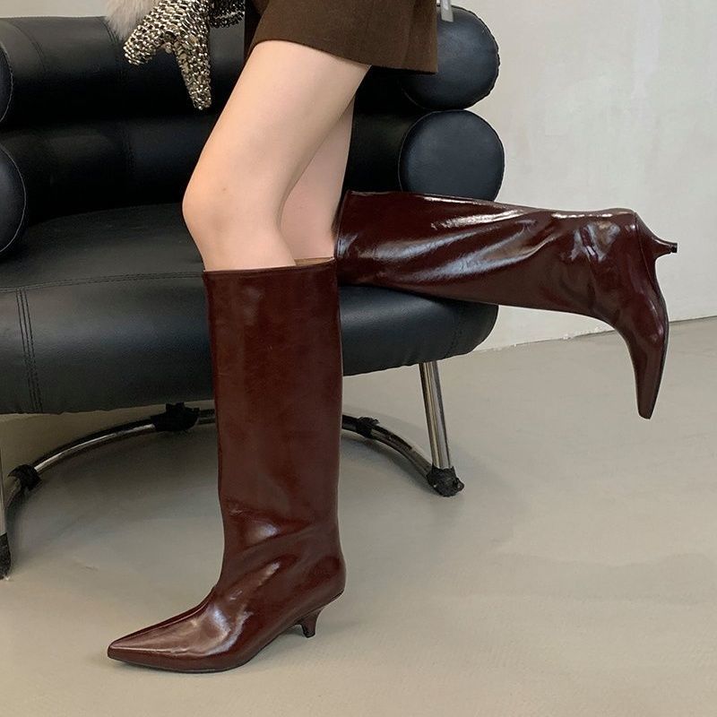 Damen Kniehohe Lackstiefel mit spitzer Zehenform und sculpted Kittenabsatz Shop Nory