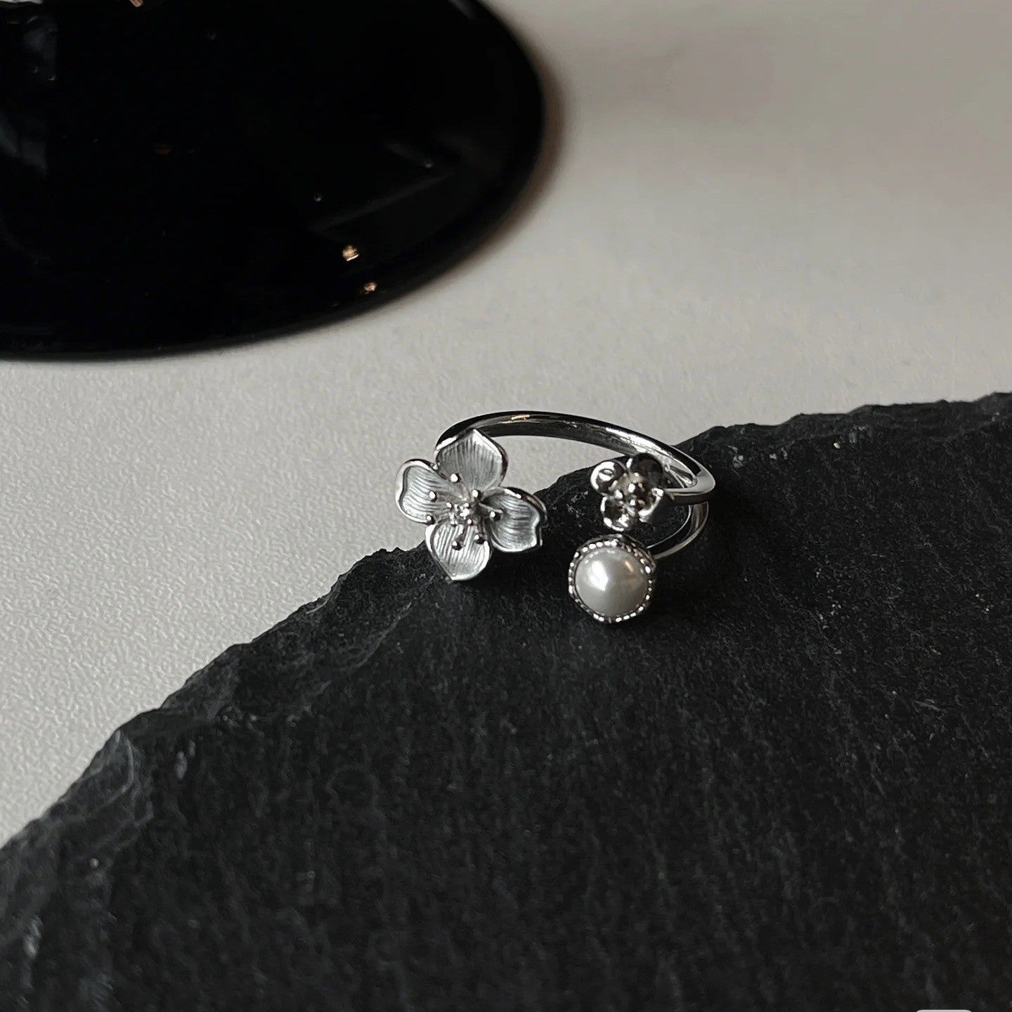 Damen Offener Ring mit floralem Design und Perlenakzent Shop Nory