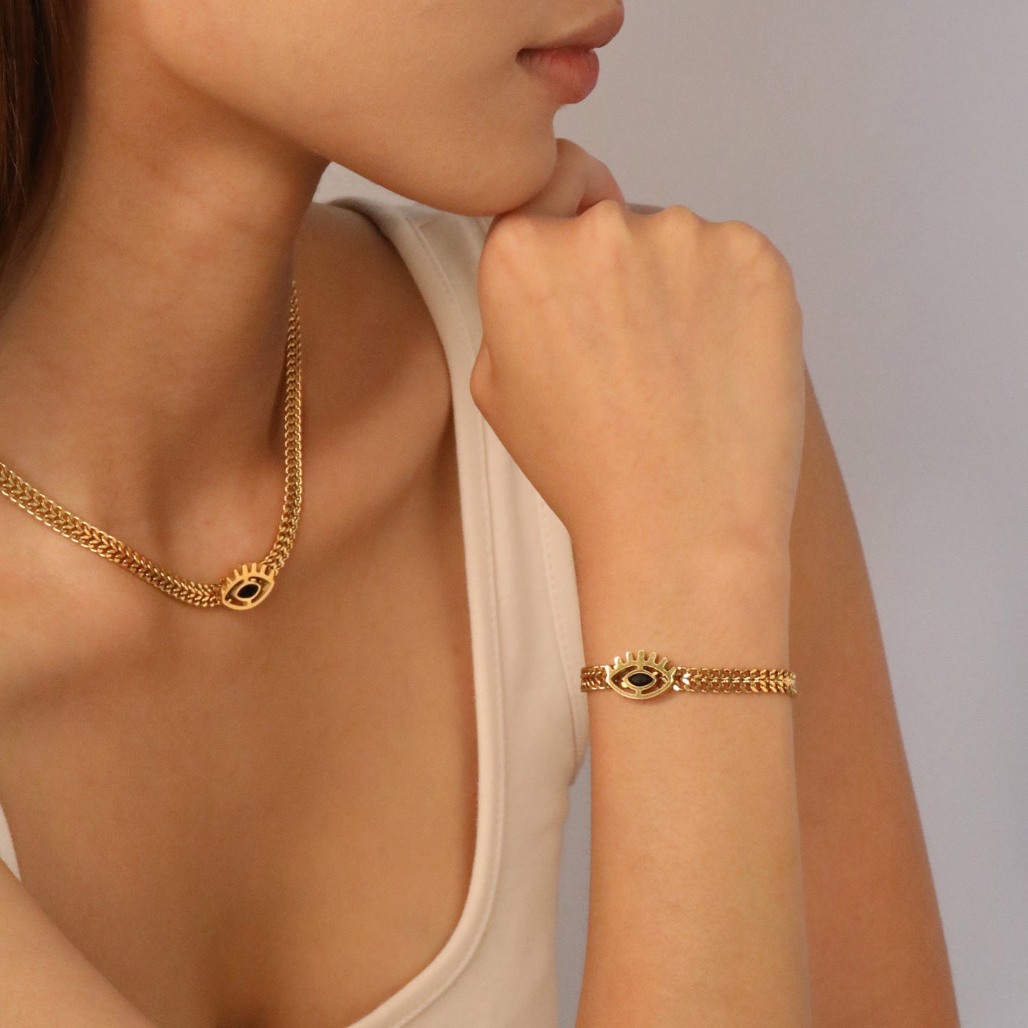 Damen Halsschmuck mit auffälligem Auge-Anhänger und Kettenstruktur Shop Nory