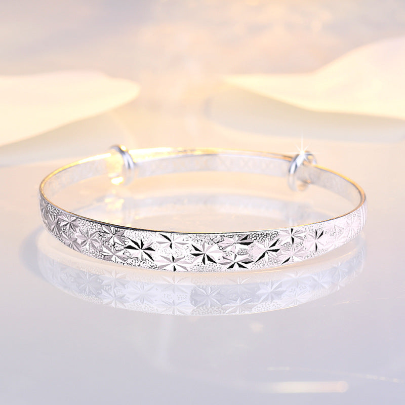 Damenarmband mit kunstvollem Reliefdesign und modernen Akzenten Shop Nory
