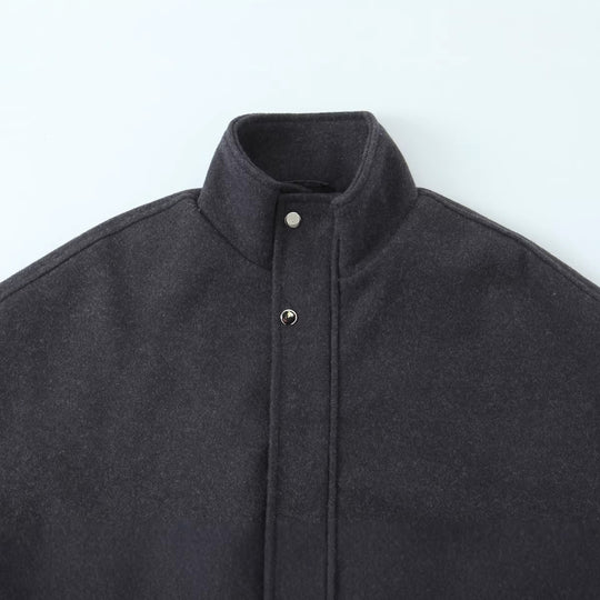 Damen Kurz geschnittene Wollblousonjacke mit Stehkragen, Druckknopfleiste und elastischem Saum Shop Nory