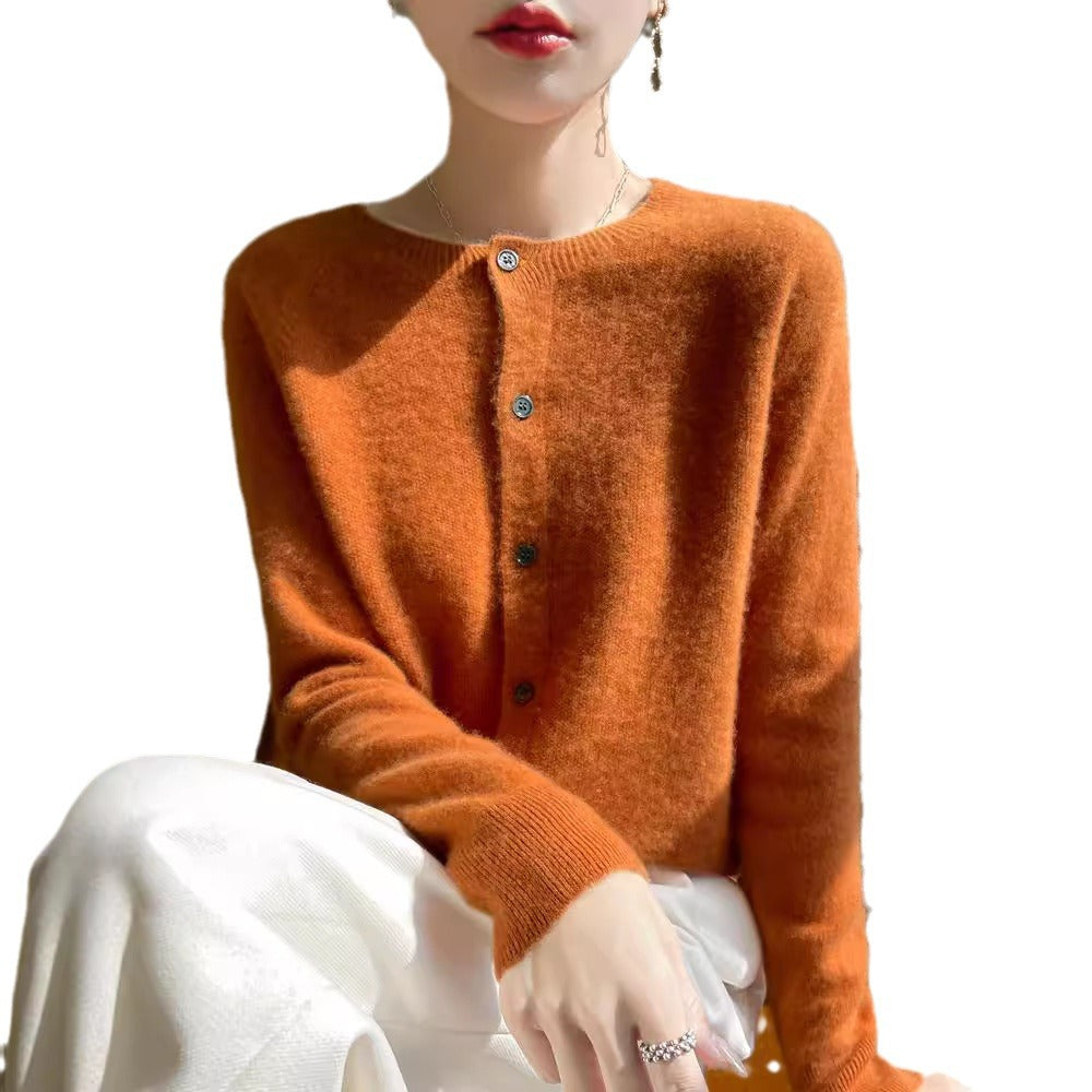 Damen Kurzgeschnittener Feinstrick-Cardigan mit Rundhalsausschnitt und schimmernder Knopfleiste Shop Nory