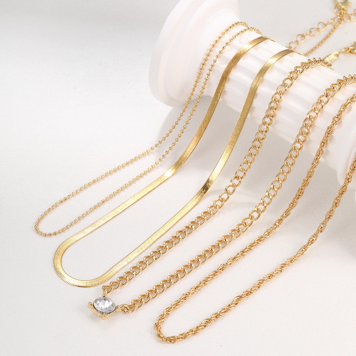 Damen mehrlagige Halskette mit funkelndem Anhänger und elegantem Kettendesign Shop Nory