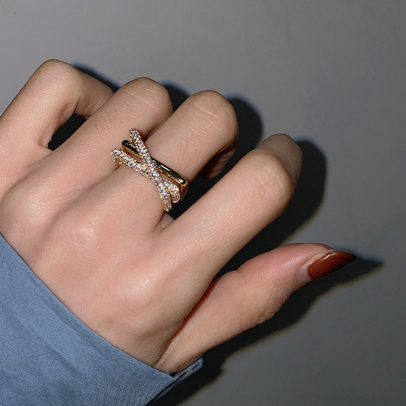Damenring mit funkelndem Zirkonia-Element und modernen Gliederdetails Shop Nory