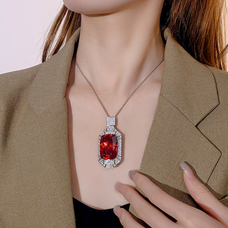 Kissenform Statement-Gemstein Halo Anhänger Halskette mit Pavé-Kristallen