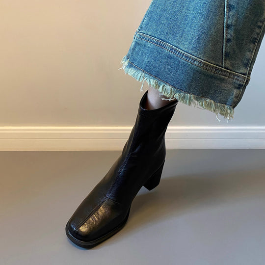 Damen Knöchelstiefelette aus Leder mit quadratischer Zehenpartie und mittlerem Blockabsatz Shop Nory