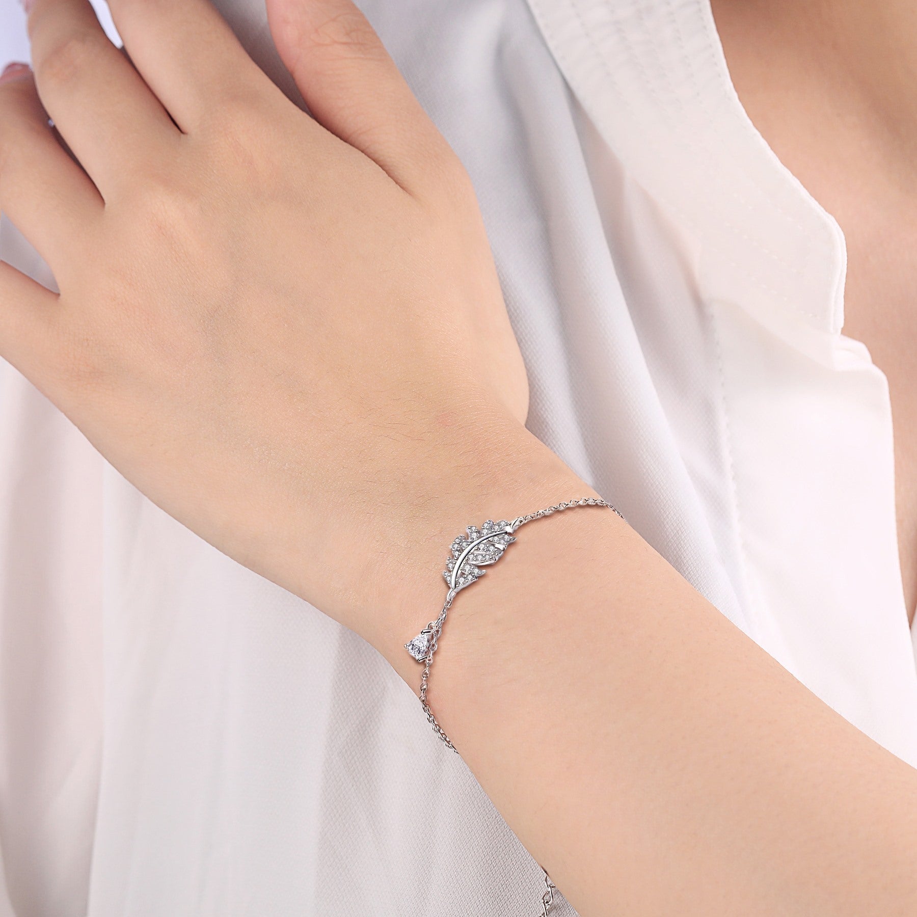 Damenarmband mit filigraner Blattform und funkelnden Zirkonia Shop Nory