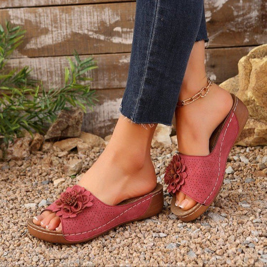 Damen Perforierte Keil-Sandalen als Slip-On mit Blumenapplikation und gepolstertem Fußbett Shop Nory