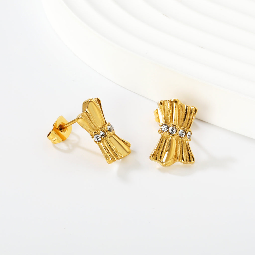 Damen Ohrstecker mit kunstvollem, geschwungenem Design und funkelnden Zirkonia Shop Nory