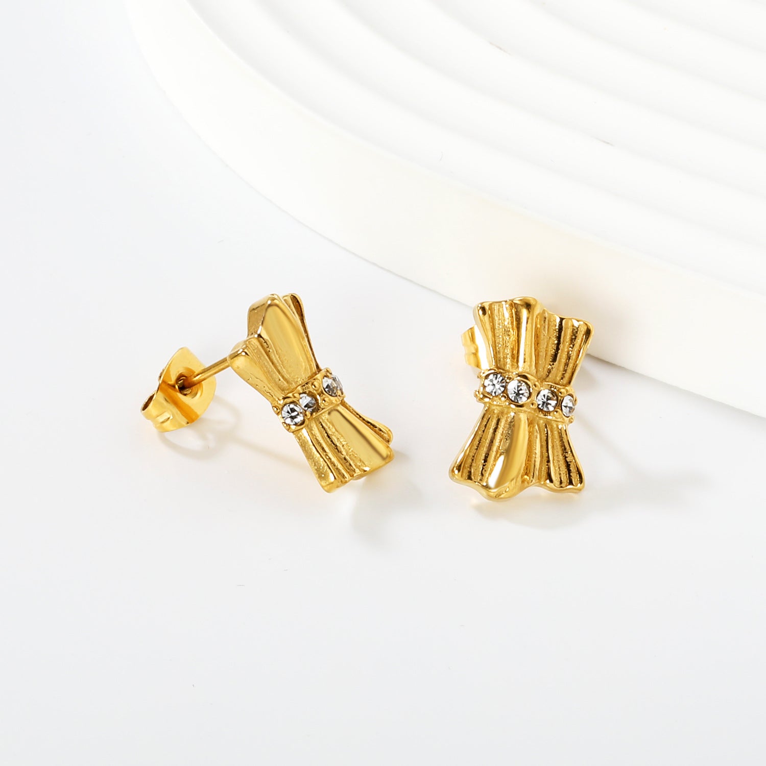 Damen Ohrstecker mit kunstvollem, geschwungenem Design und funkelnden Zirkonia Shop Nory