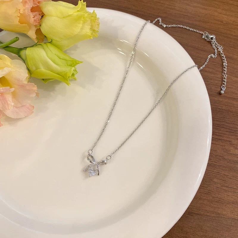 Damen Halskette mit elegantem Schleifenanhänger und funkelndem Kristall Shop Nory