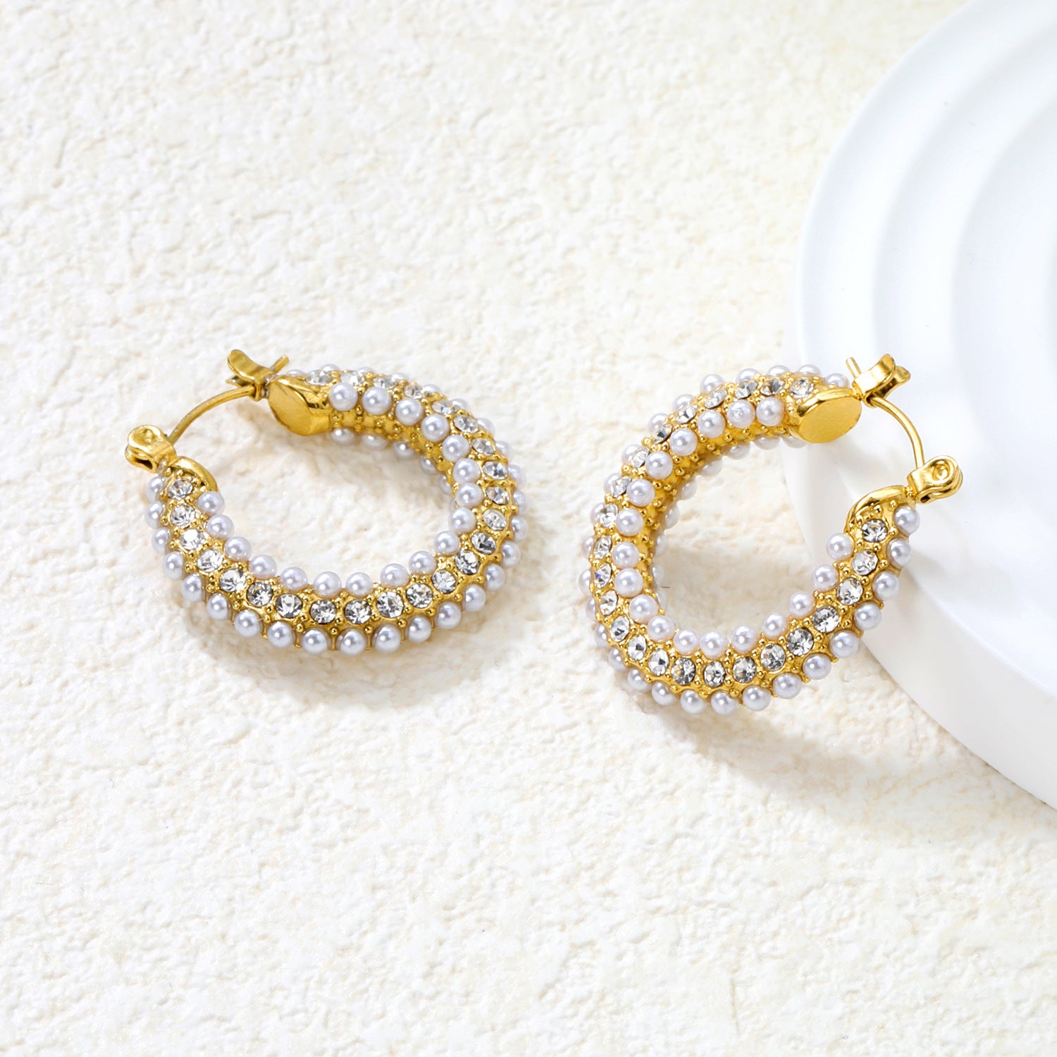 Damen Creolen mit funkelnden Zirkonia und Perlenbesatz Shop Nory