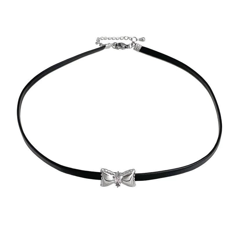Damen Halsband mit funkelndem Schmetterlingsanhänger und zarter Verarbeitung Shop Nory