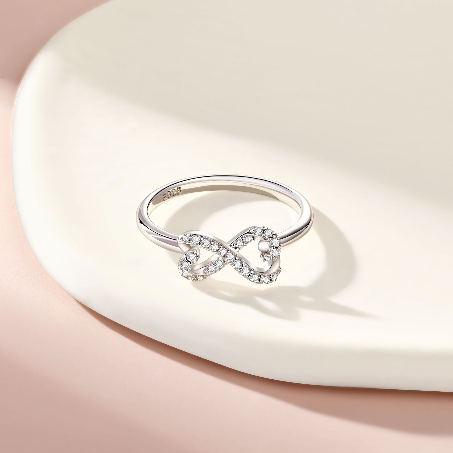 Damen Infinity-Ring mit filigranem Design und funkelndem Zirkonia-Besatz Shop Nory