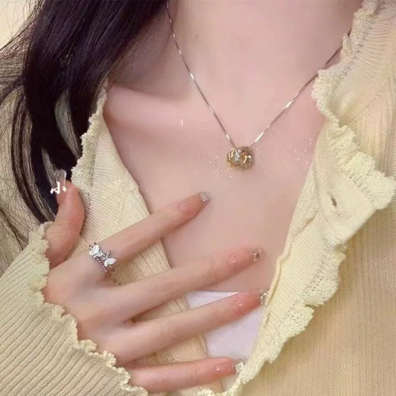 Damen Halskette mit kunstvoll gestaltetem Ringanhänger und funkelnden Zirkonia Shop Nory