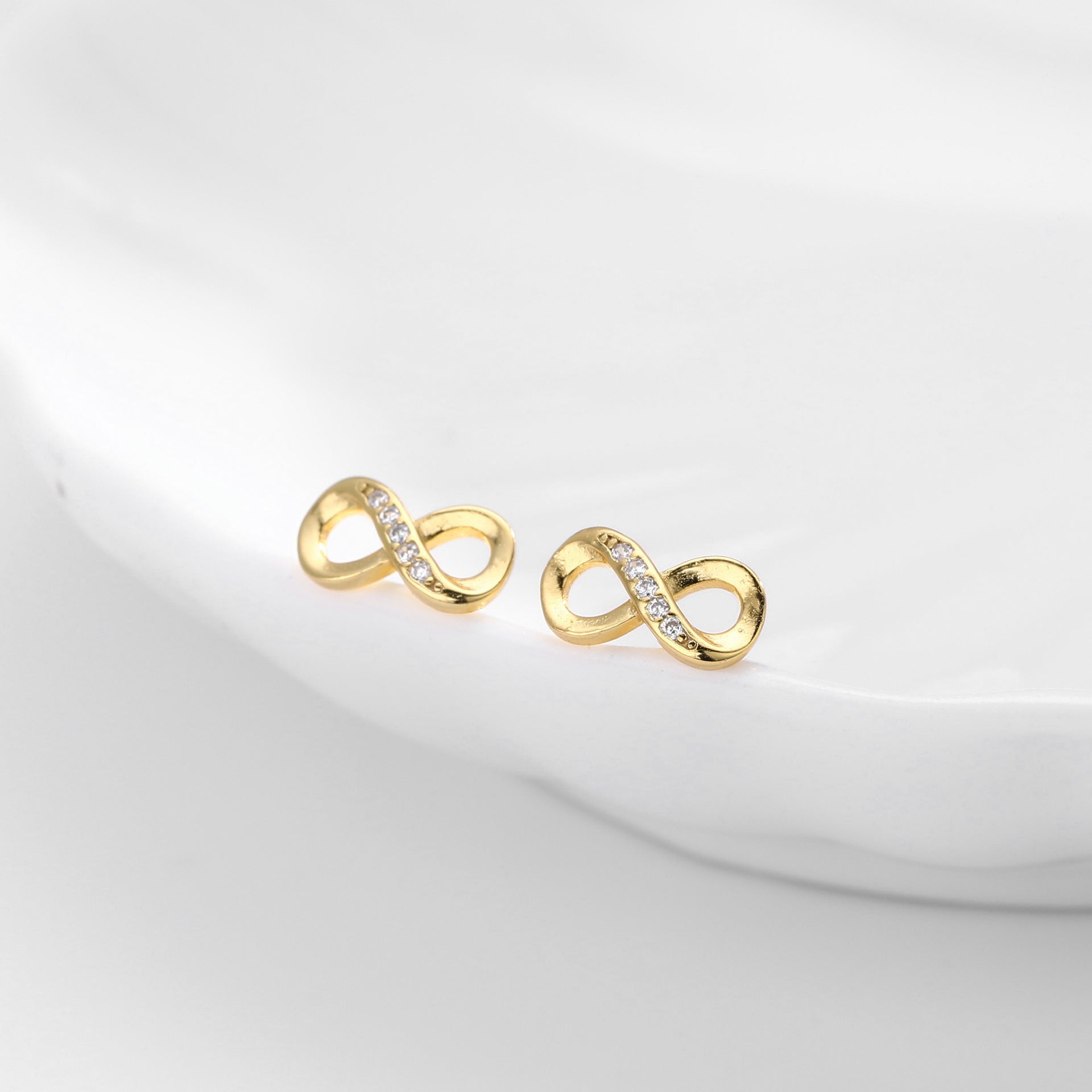 Damen Ohrstecker im unendlichen Design mit funkelnden Zirkonia Shop Nory