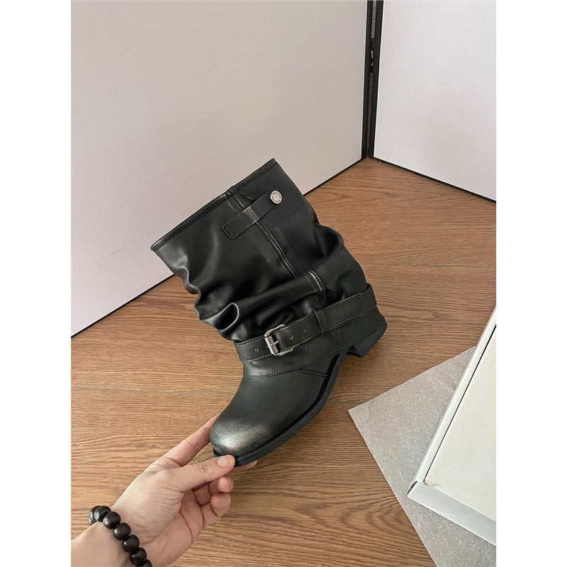 Damen Slouch‑Bikerstiefel mit gerafftem Schaft, Zierschnalle und flachem Profilabsatz Shop Nory