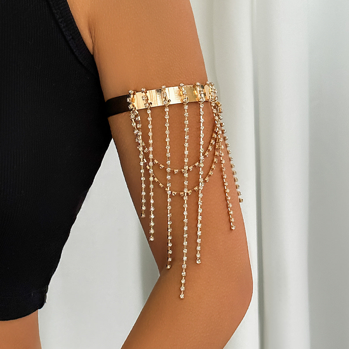Damen Armspange mit Anhängern und filigranen Details
