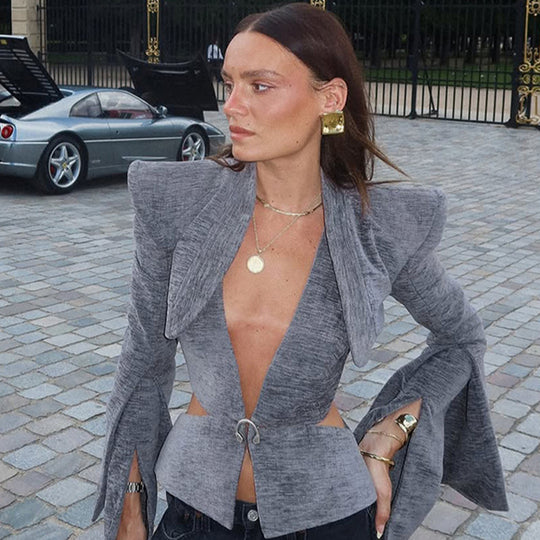 Damen Skulpturaler Peplum-Blazer mit tiefem V‑Ausschnitt, Cut-Outs und dramatischen Ärmelschlitzen Shop Nory