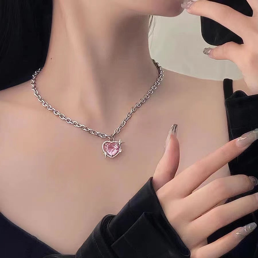 Damen Halskette mit herzförmigem Anhänger und luxuriösem Design Shop Nory