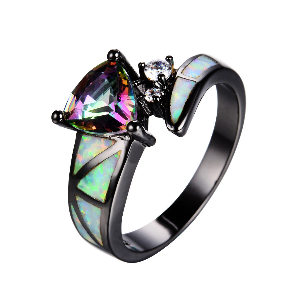 Damen Ring mit kunstvollem, dreieckigem Opal und funkelnden Zirkonia-Elementen Shop Nory