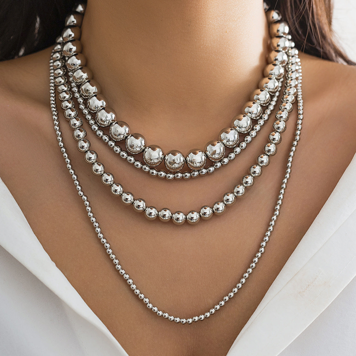 Damen mehrlagige Halskette mit glänzenden Metallkugeln und eleganten Designelementen