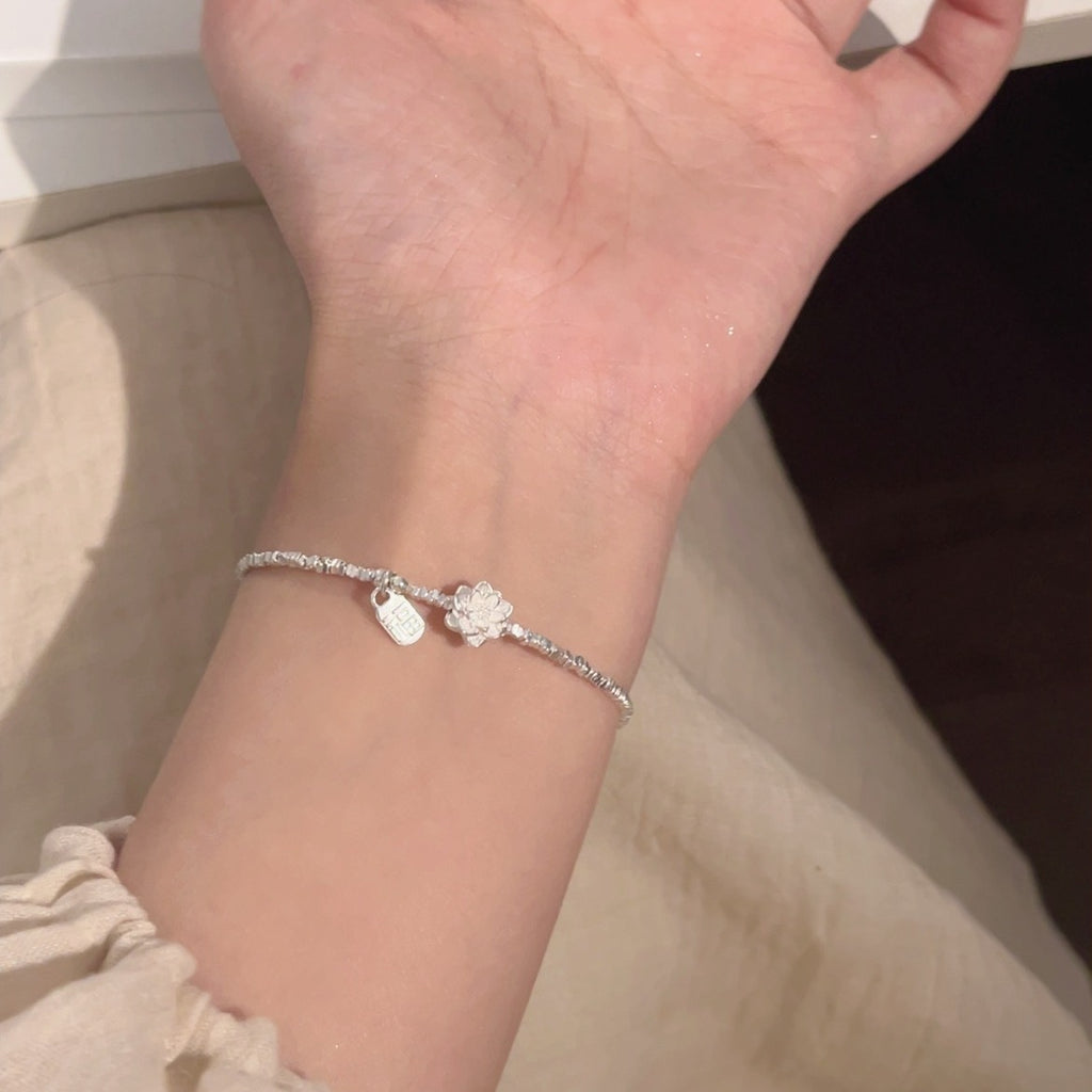 Damenarmband mit kunstvollem Blumenmotiv und funkelnden Zirkonia-Elementen Shop Nory