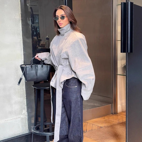 Damen Kurzjacke aus Veloursleder‑Optik mit hohem Stehkragen, Taillengürtel und kastiger Oversize‑Silhouette Shop Nory