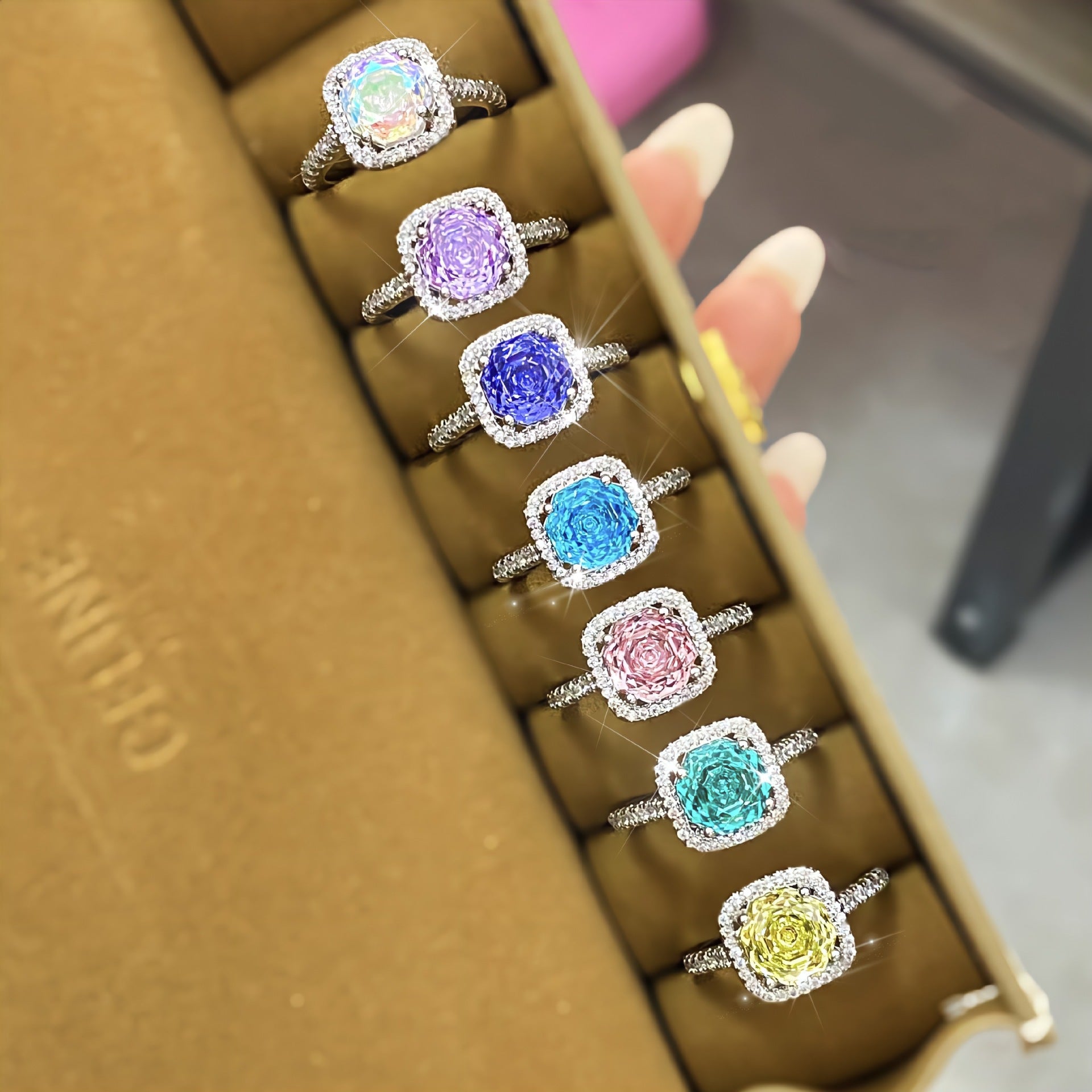 Damen glamouröser Schmuckring mit exquisitem Zirkonia-Besatz Shop Nory