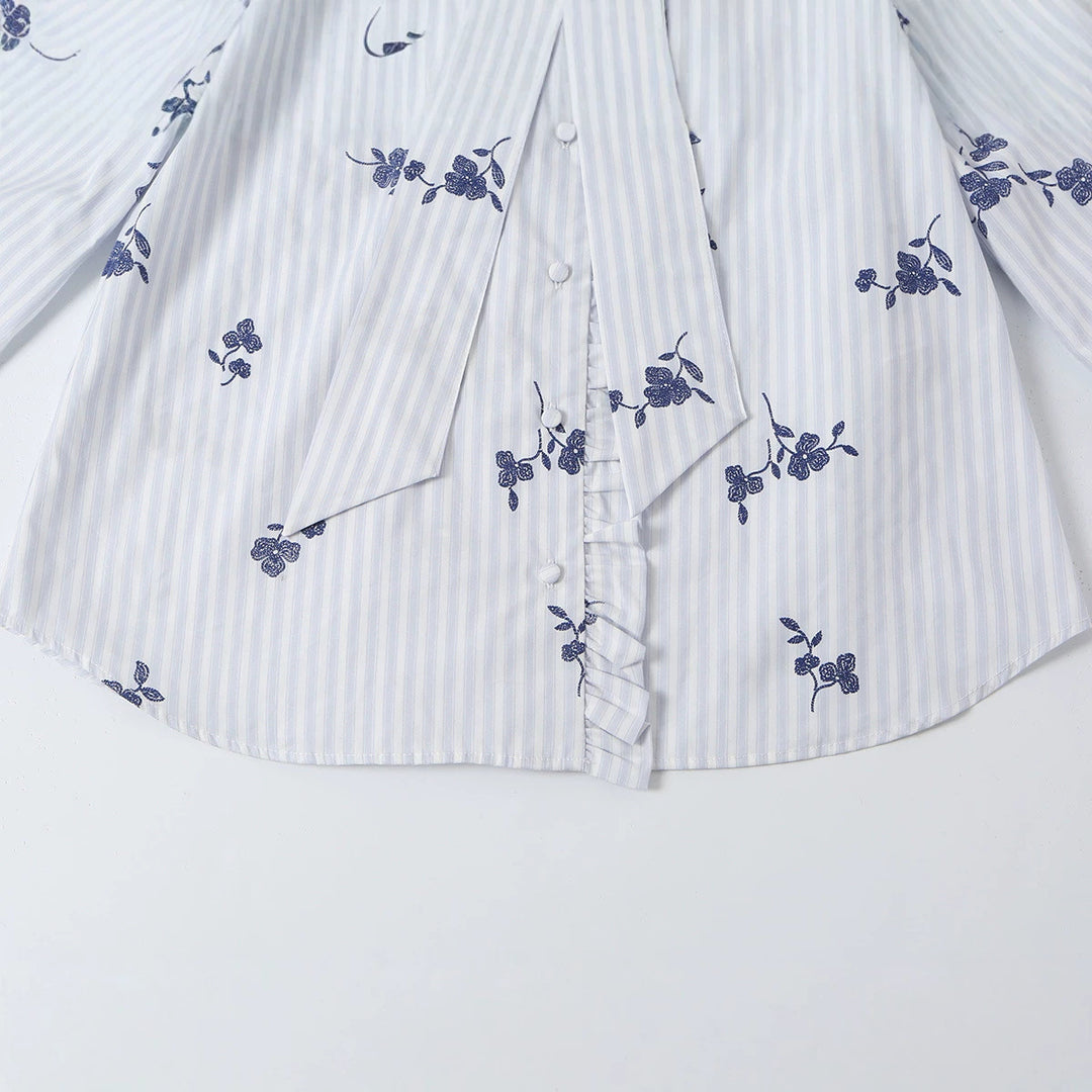 Damen Schlupfbluse mit Schleifenkragen, Rüschenpasse und floraler Stickerei Shop Nory