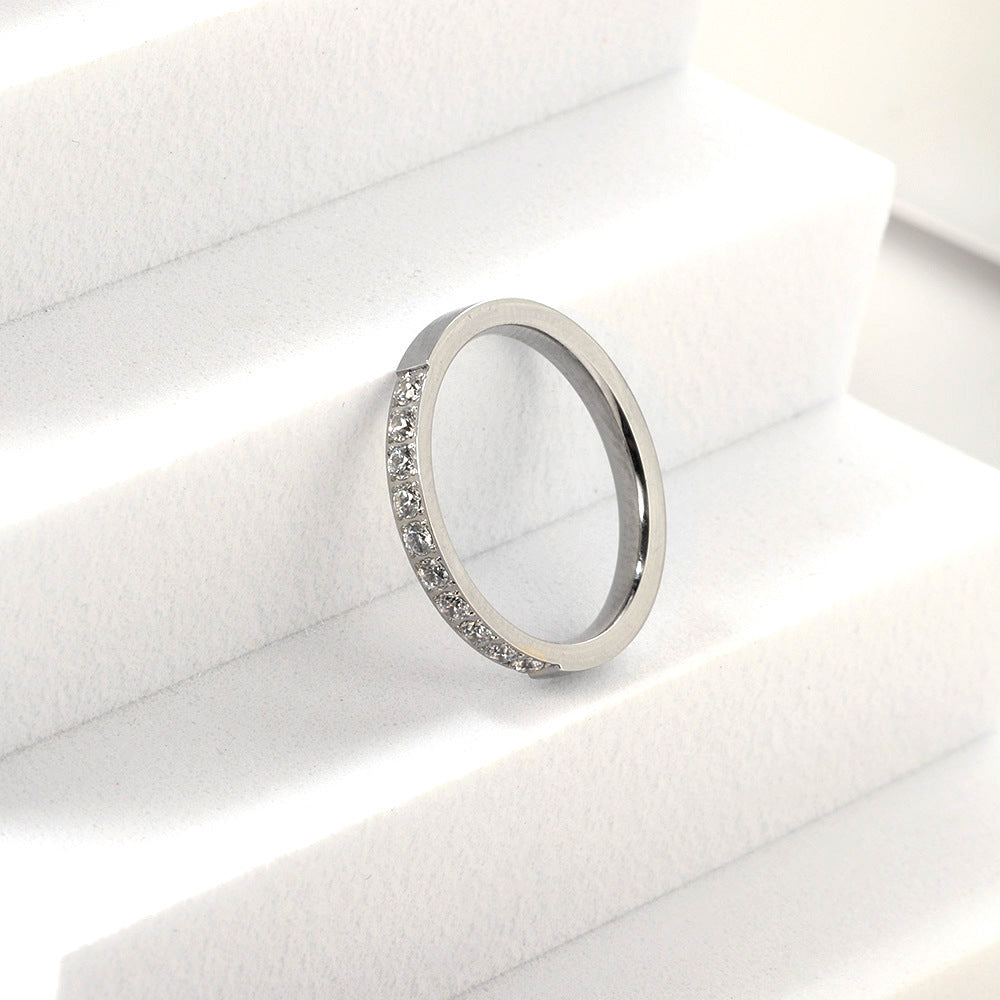Damen Ring mit funkelnden Zirkonia und goldfarbener Beschichtung Shop Nory