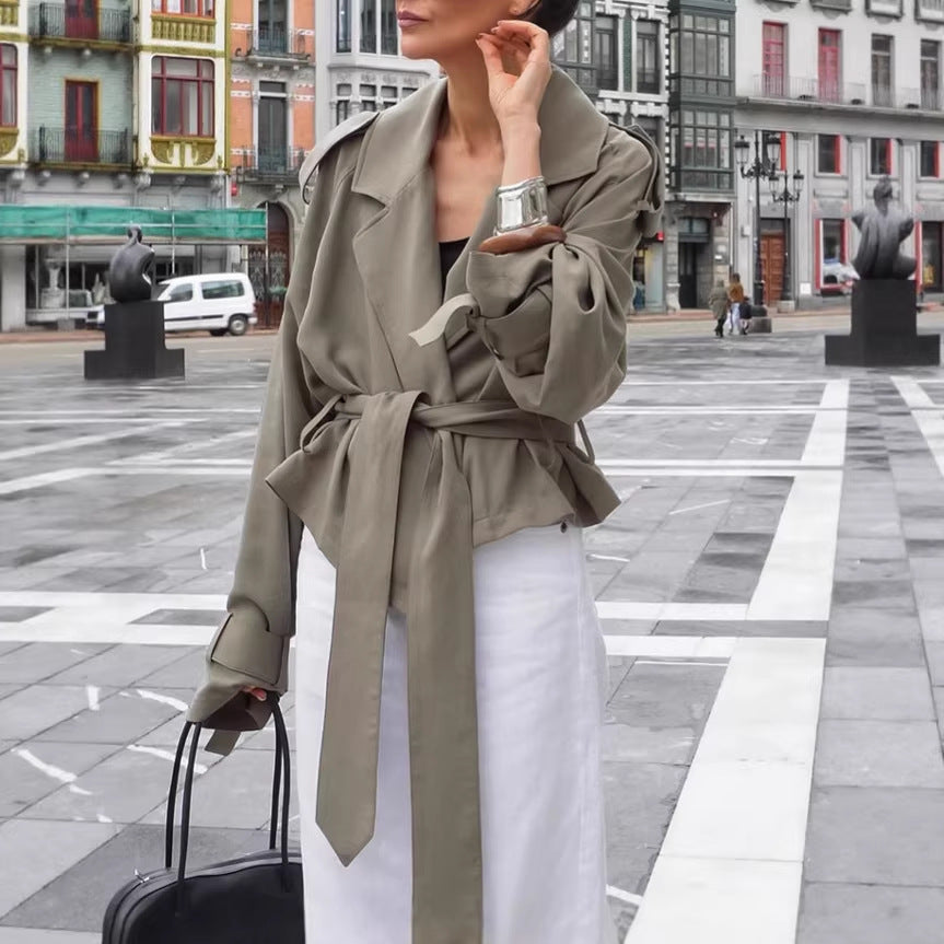 Damen Leichte Kurztrenchjacke mit weiten Revers, langen Bindegürtel und verstellbaren Manschetten Shop Nory