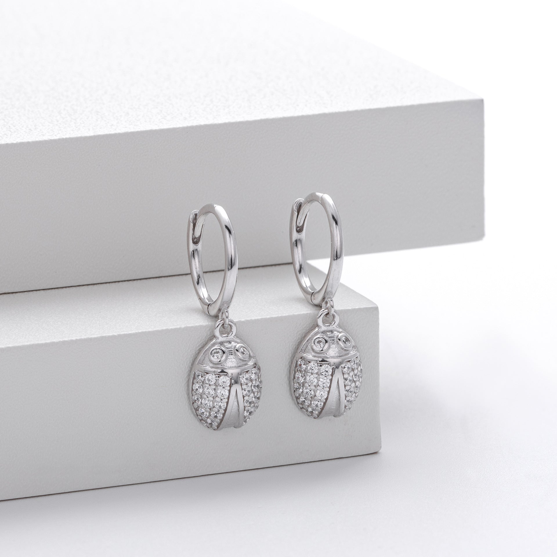 Damen Ohrhänger im stilvollen Marienkäferdesign aus hochwertigem 925 Sterling Silber und funkelnden Zirkonsteinen Shop Nory