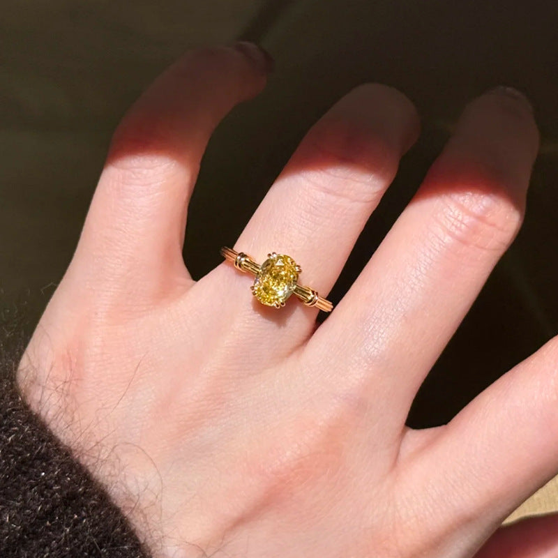 Damenring mit exquisiter Goldfassung und strahlendem Gelbstein Shop Nory