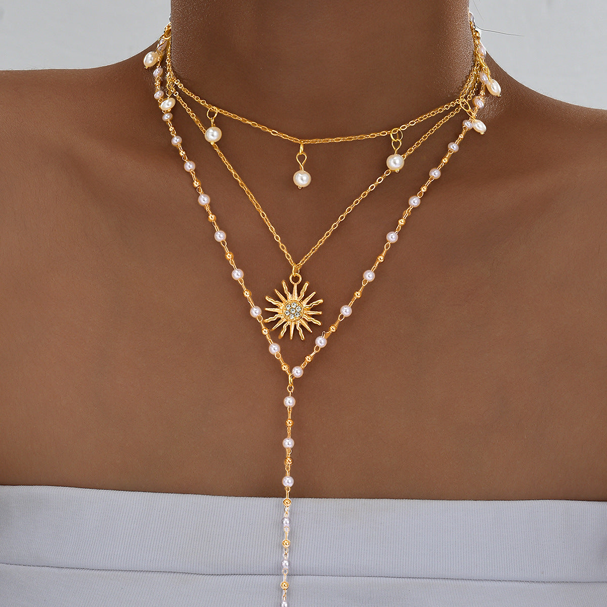 Damen Multilayer-Halskette mit strahlendem Sonnenanhänger und Perlenakzenten Shop Nory