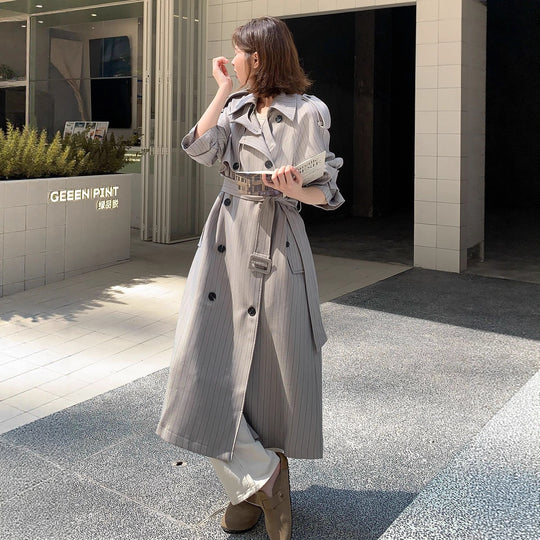 Damen Eleganter Maxilanger Nadelstreifen-Trench mit Schulterpatten und gerafften Ärmeln Shop Nory