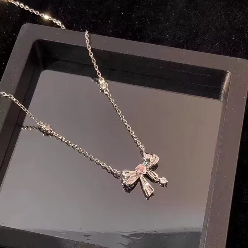 Damen Halskette mit elegantem Schleifenanhänger und funkelnden Kristallakzenten Shop Nory