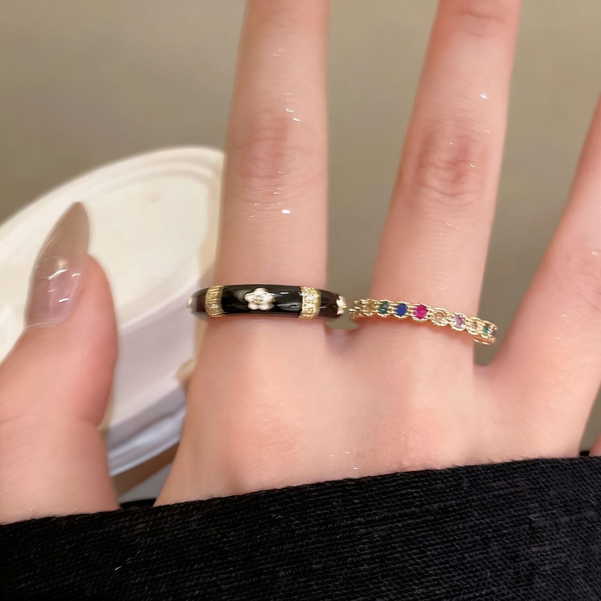Damen eleganter Blütenring mit goldenen Akzenten Shop Nory