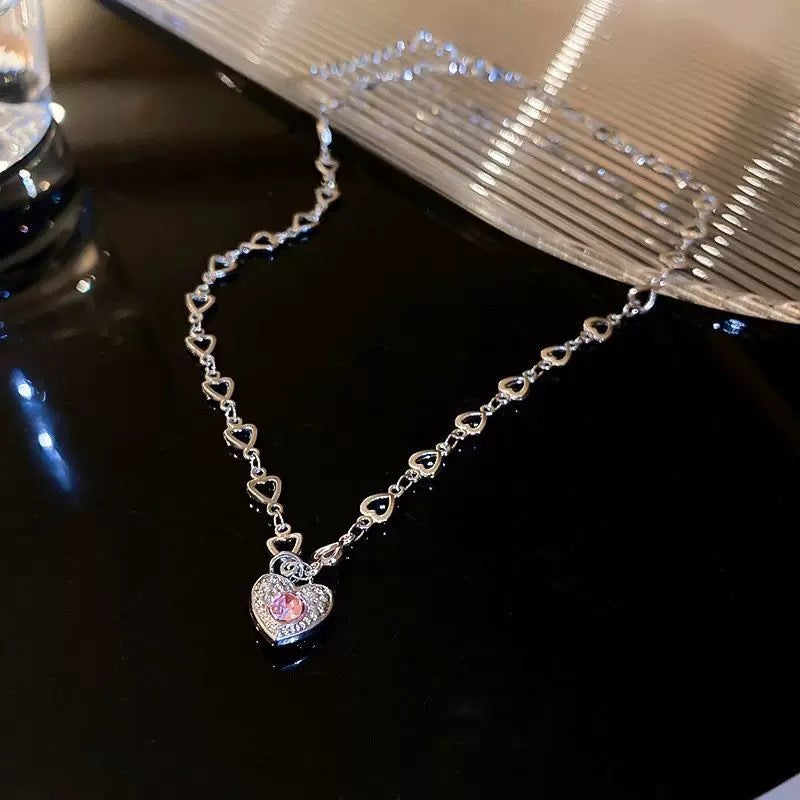 Damen Halskette mit herzförmigem Anhänger und filigranem Gliederdesign Shop Nory