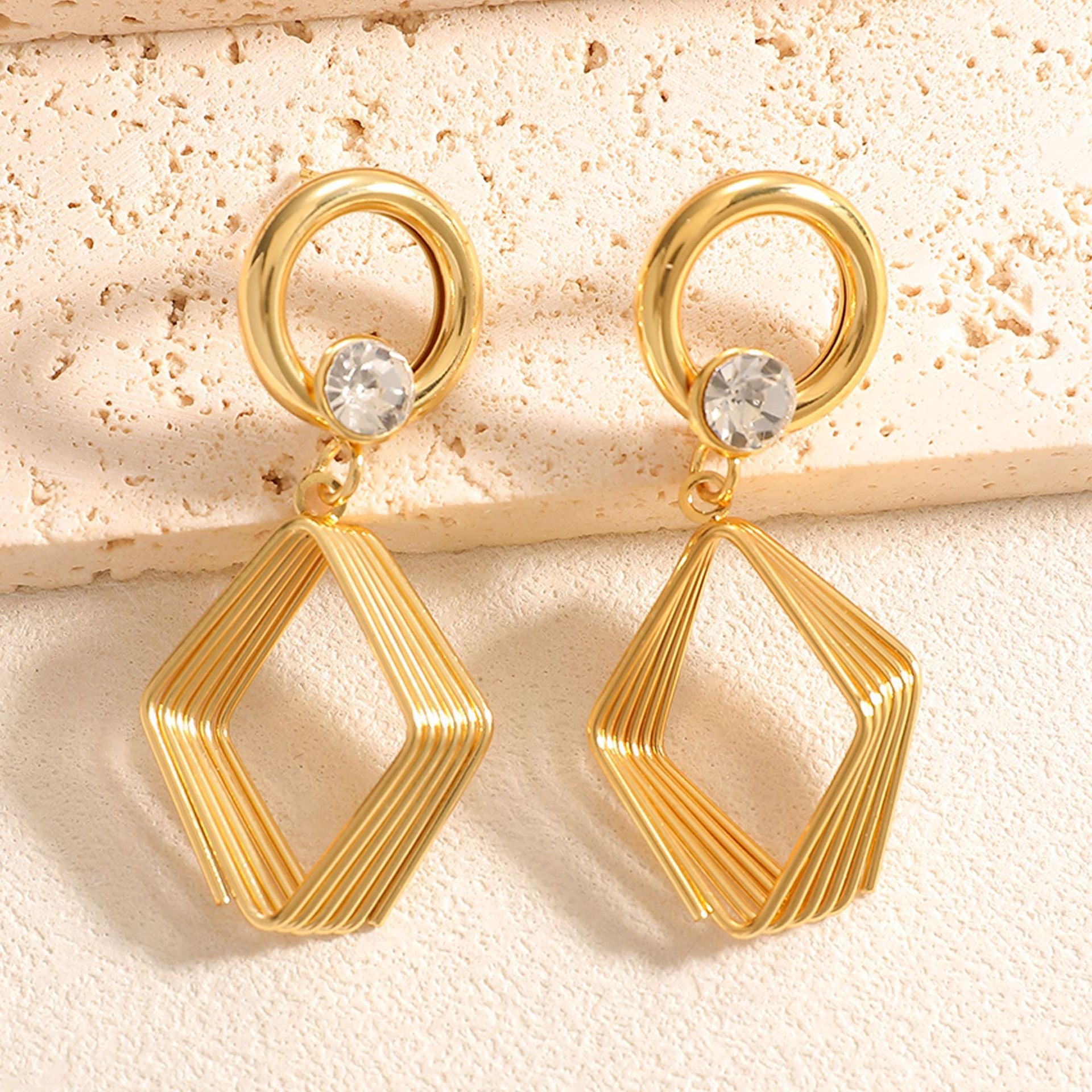 Damen Design Ohrringe mit geometrischem Drahtmotiv Shop Nory