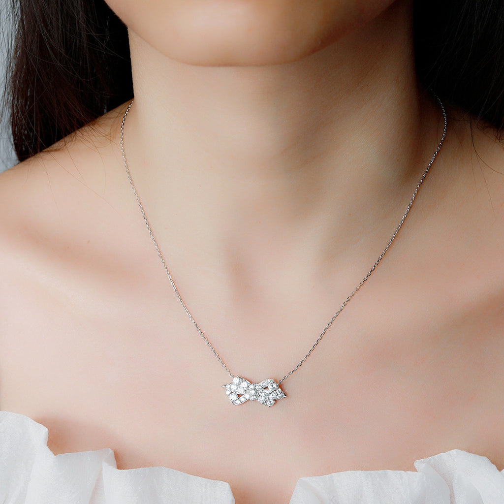 Damen Anhänger-Halskette im eleganten Schleifen-Design mit funkelnden Kristallen Shop Nory
