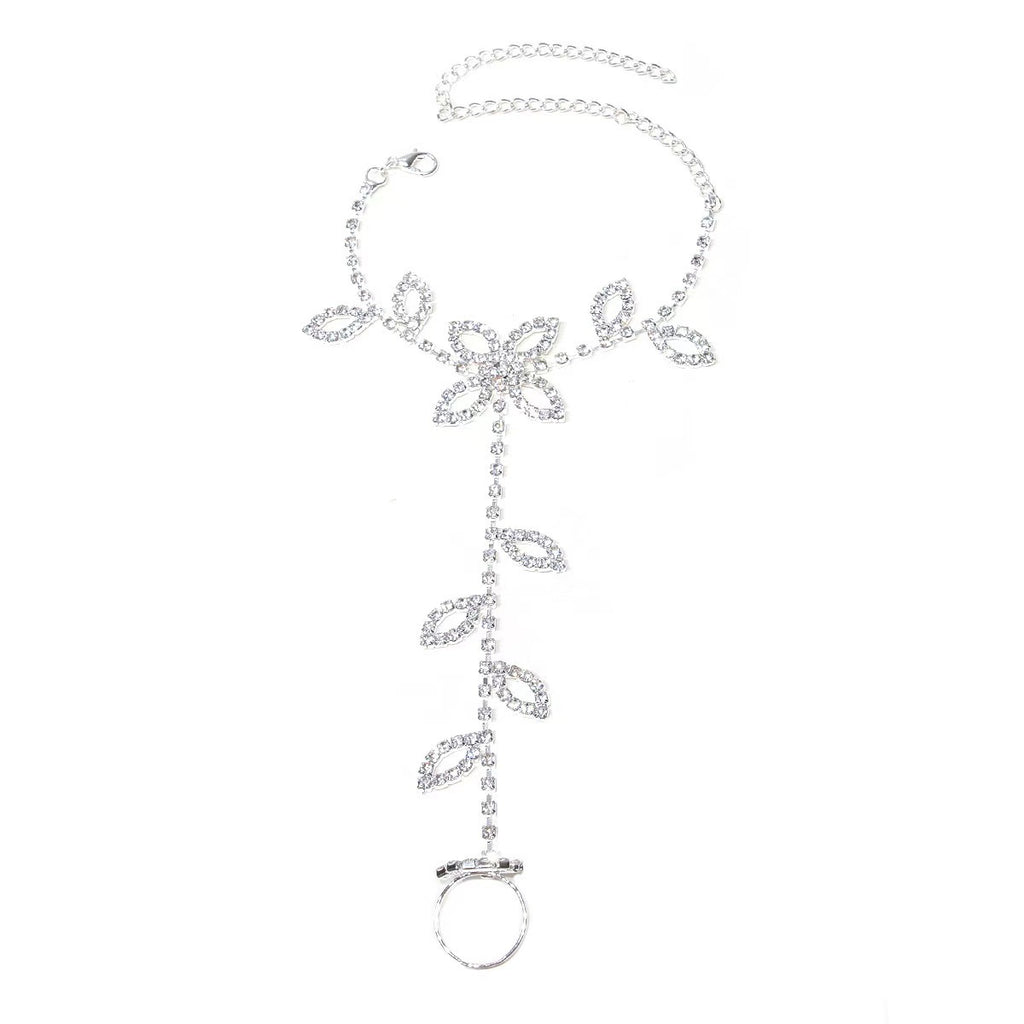 Filigranes Handkettchen mit Ring und Floraler Kristallverzierung