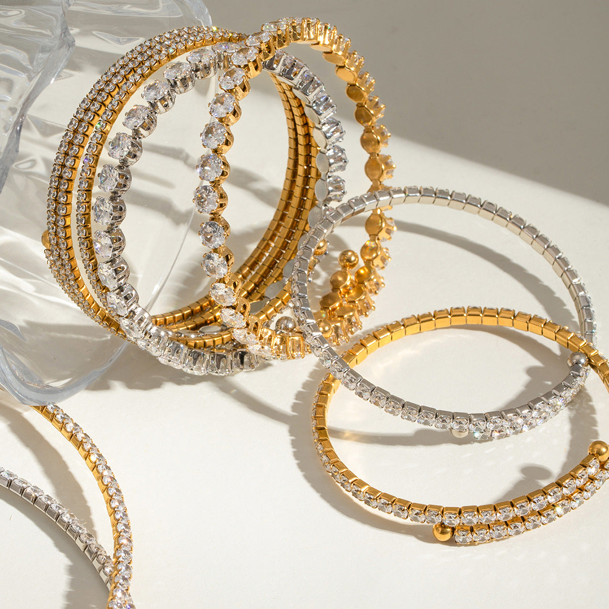 Damen Offenes Armband mit funkelnden Zirkonia-Akzenten Shop Nory